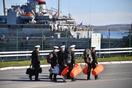 Североморск.  Военнослужащие Военно-Морского флота.