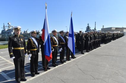 Североморск.  Военнослужащие Военно-Морского флота РФ на церемонии подъёма Военно-Морского флага РФ и митинга, посвященного празднованию  Дня Северного флота РФ .