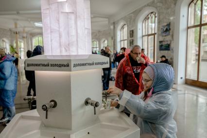 Кисловодск. Посетители в Нарзанной галерее.