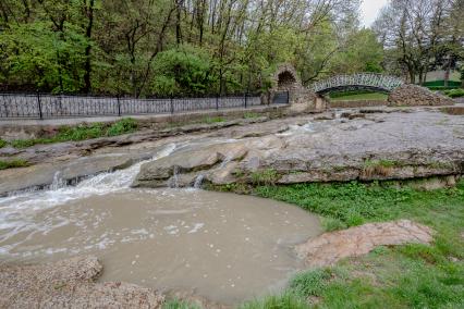 Кисловодск. Вид на мостик `Дамский каприз` и реку Ольховку в национальном парке `Кисловодский`.