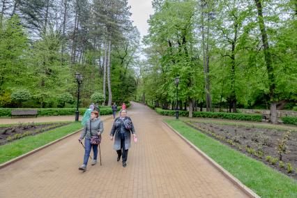 Кисловодск. Горожане в парке.