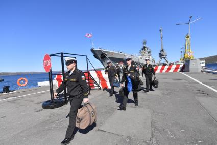 Североморск. Военнослужащие на причале у тяжелого  атомного ракетного  крейсера `Петр Великий` в порту Североморска.