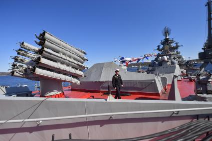 Североморск. Реактивно-бомбовая установка РБУ-1000 Смерч-3 на палубе тяжёлого атомного ракетного крейсера Петр Великий.