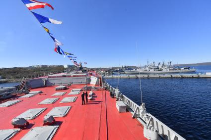 Североморск. Военнослужащий ВМФ РФ на палубе тяжёлого атомного ракетного крейсера Петр Великий.