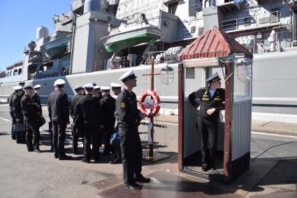 Североморск. Военнослужащие на причале у тяжелого  атомного ракетного  крейсера `Петр Великий` в порту Североморска.