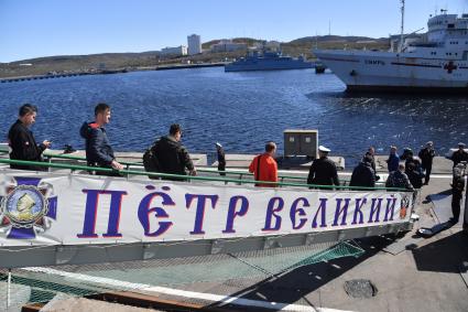 Североморск.  Посетители спускаются по трапу тяжёлого атомного ракетного крейсера  `Петр Великий`.