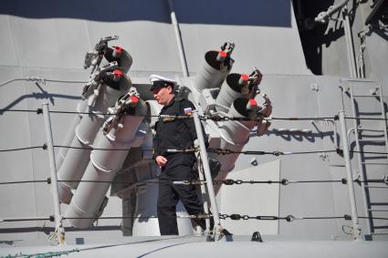 Североморск. Военнослужащий ВМФ РФ на палубе тяжёлого атомного ракетного крейсера Петр Великий.