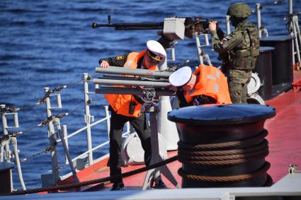 Североморск. Военнослужащий морской пехоты ВМФ РФ   на палубе тяжёлого атомного ракетного крейсера  Петр Великий .