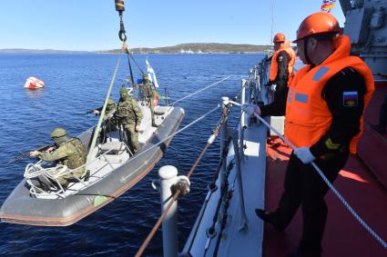 Североморск. Военнослужащие морской пехоты ВМФ РФ спускаются на воду в моторной лодке  с борта тяжёлого атомного ракетного крейсера  Петр Великий во время учений .