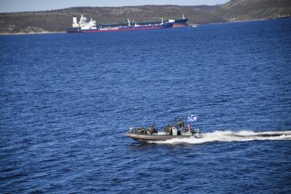 Североморск. Военнослужащие морской пехоты ВМФ РФ во время спуска  на воду в моторной лодке  с борта тяжёлого атомного ракетного крейсера  Петр Великий во время учений .