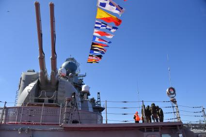 Североморск. Военнослужащий морской пехоты ВМФ РФ на палубе тяжёлого атомного ракетного крейсера Петр Великий .
