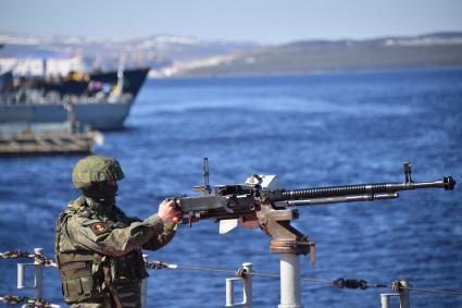 Североморск. Военнослужащий морской пехоты ВМФ РФ у пулемета на палубе тяжёлого атомного ракетного крейсера  Петр Великий .