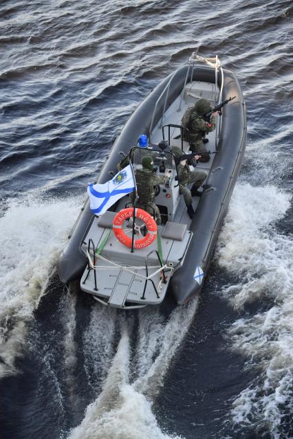 Североморск. Военнослужащие морской пехоты ВМФ РФ во время спуска на воду в моторной лодке с борта тяжёлого атомного ракетного крейсера Петр Великий во время учений .