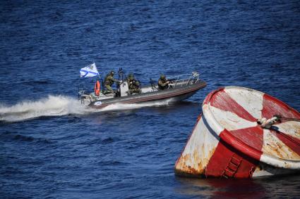 Североморск. Военнослужащие морской пехоты ВМФ РФ во время спуска на воду в моторной лодке с борта тяжёлого атомного ракетного крейсера Петр Великий во время учений .