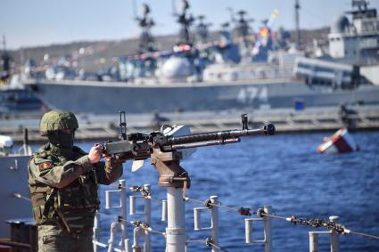 Североморск. Военнослужащий морской пехоты ВМФ РФ у пулемета на палубе тяжёлого атомного ракетного крейсера  Петр Великий .