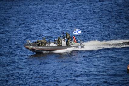 Североморск. Военнослужащие морской пехоты ВМФ РФ во время спуска  на воду в моторной лодке  с борта тяжёлого атомного ракетного крейсера  Петр Великий во время учений .