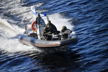 Североморск. Военнослужащие морской пехоты ВМФ РФ во время спуска  на воду в моторной лодке  с борта тяжёлого атомного ракетного крейсера  Петр Великий во время учений .