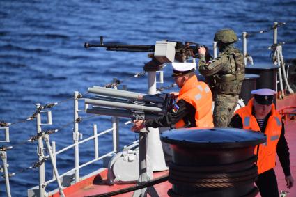 Североморск. Военнослужащий морской пехоты ВМФ РФ   на палубе тяжёлого атомного ракетного крейсера  Петр Великий .