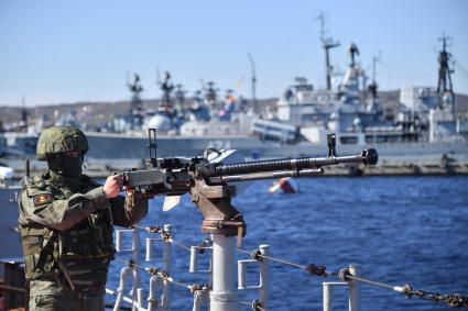 Североморск. Военнослужащий морской пехоты ВМФ РФ у пулемета на палубе тяжёлого атомного ракетного крейсера  Петр Великий .