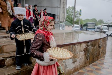 Республика Адыгея. Дети с угощениями.