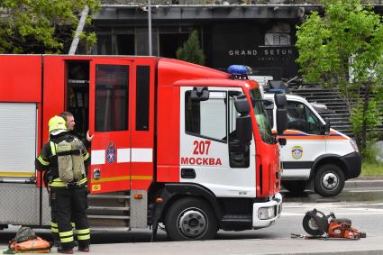 Москва.  Сотрудники МЧС РФ во время тушения пожара в бизнес-центре `Гранд Сетунь плаза`.