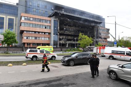 Москва.  Сотрудники МЧС РФ во время тушения пожара в бизнес-центре `Гранд Сетунь плаза`.