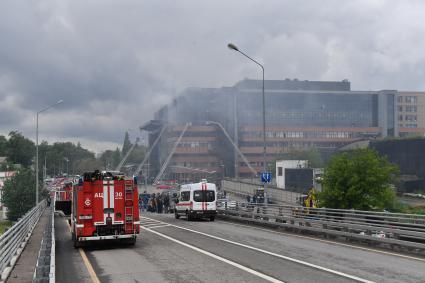 Москва.  Сотрудники МЧС РФ во время тушения пожара в бизнес-центре `Гранд Сетунь плаза`.