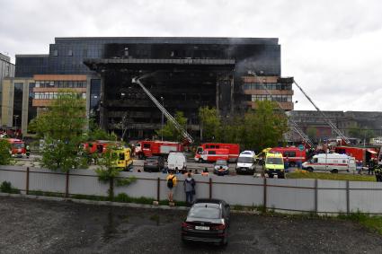 Москва.  Сотрудники МЧС РФ во время тушения пожара в бизнес-центре `Гранд Сетунь плаза`.