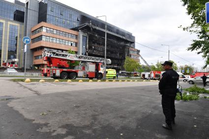 Москва.  Сотрудники МЧС РФ во время тушения пожара в бизнес-центре `Гранд Сетунь плаза`.