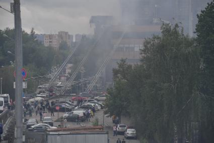 Москва.  Сотрудники МЧС РФ во время тушения пожара в бизнес-центре `Гранд Сетунь плаза`.