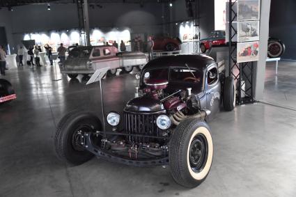 Москва.  Хот-род на базе Ford Eife 1935 года на выставке \"Секретный гараж\" в Музее Гаража особого назначения ФСО России на ВДНХ.