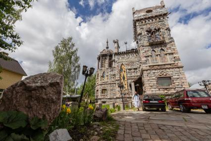 Московская область. Вид на `Замок Дракулы`в поселке Никольско-Архангельское.