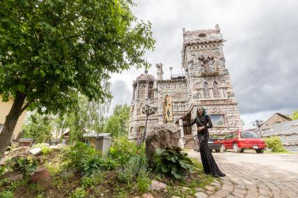 Московская область. Вид на `Замок Дракулы`в поселке Никольско-Архангельское.