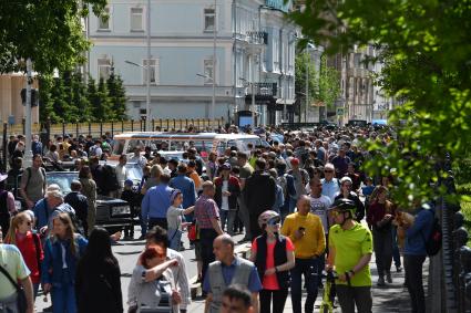 Москва. Парад ретротранспорта на Чистопрудном бульваре.