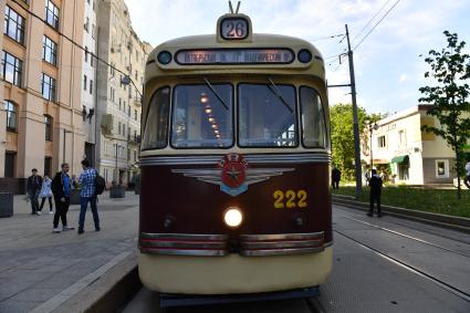 Москва. Трамвай во время парада ретротранспорта на Чистопрудном бульваре.