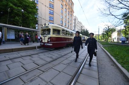 Москва. Трамвай во время парада ретротранспорта на Чистопрудном бульваре.