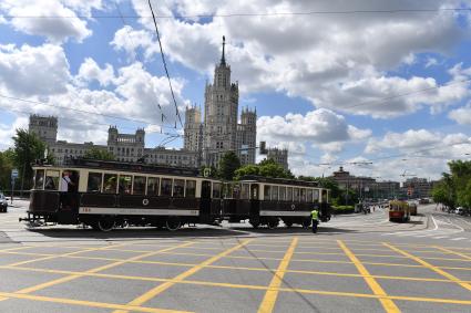 Москва. Трамваи во время парада ретротранспорта на Чистопрудном бульваре.