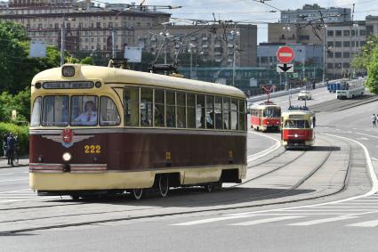 Москва. Трамваи во время парада ретротранспорта на Чистопрудном бульваре.