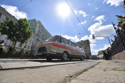 Москва. Автомобиль ЗИЛ-118К `Юность` во время парада ретротранспорта на Чистопрудном бульваре.