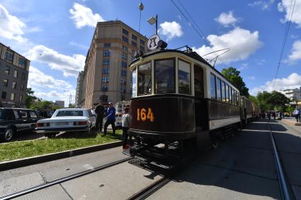 Москва. Трамвай во время парада ретротранспорта на Чистопрудном бульваре.