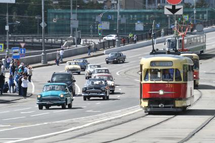 Москва. Автомобили и трамваи во время парада ретротранспорта на Чистопрудном бульваре.