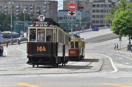 Москва. Трамваи во время парада ретротранспорта на Чистопрудном бульваре.