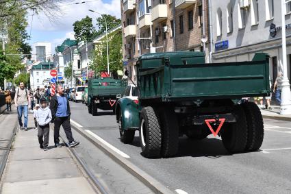 Москва. Посетители парада ретротранспорта на Чистопрудном бульваре.