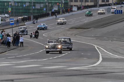 Москва. Во время парада ретротранспорта на Чистопрудном бульваре.