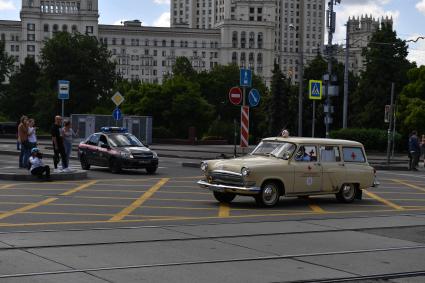 Москва. Автомобиль ГАЗ-22 во время парада ретротранспорта на Чистопрудном бульваре.