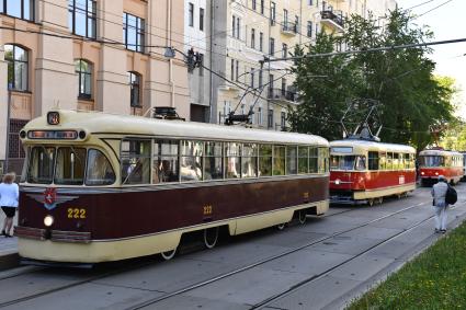 Москва. Трамваи во время парада ретротранспорта на Чистопрудном бульваре.