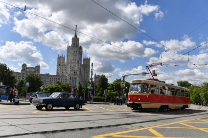 Москва. Парад ретротранспорта на Чистопрудном бульваре.