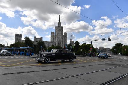 Москва. Автомобиль ЗИС-110 во время парада ретротранспорта на Чистопрудном бульваре.