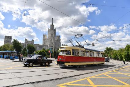 Москва. Автомобиль ГАЗ-21 `Волга` и трамвай во время парада ретротранспорта на Чистопрудном бульваре.