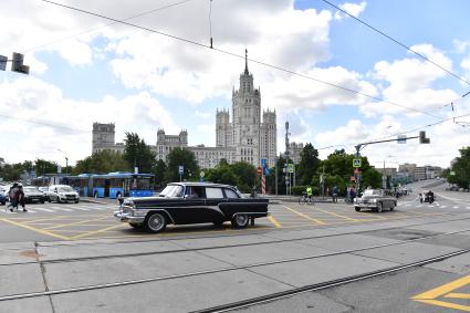 Москва. Автомобиль `Чайка` ГАЗ-13 во время парада ретротранспорта на Чистопрудном бульваре.